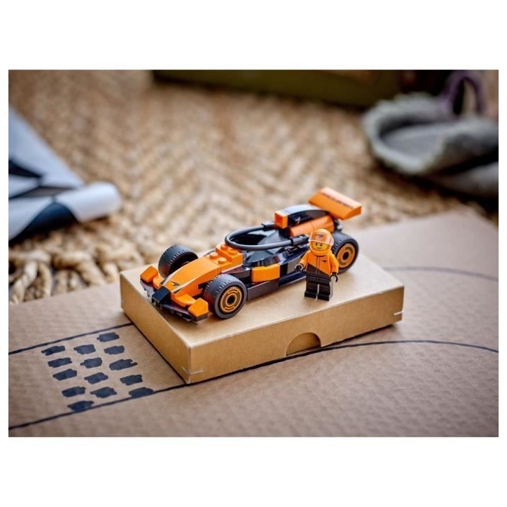 LEGO City 60442 Voiture de course McLaren avec pilote de F1 - Jouet pour garçon des 6 ans