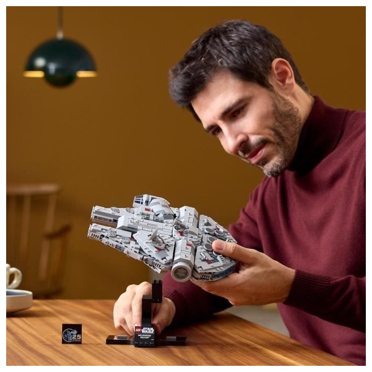 LEGO Star Wars 75375 Millennium Falcon, Set de Construction, Vaisseau Spatial, Adultes