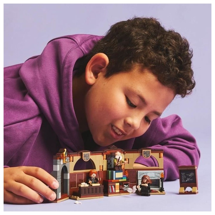 LEGO Harry Potter 76442 Le château de Poudlard : le cours de sortileges - Jouet collector