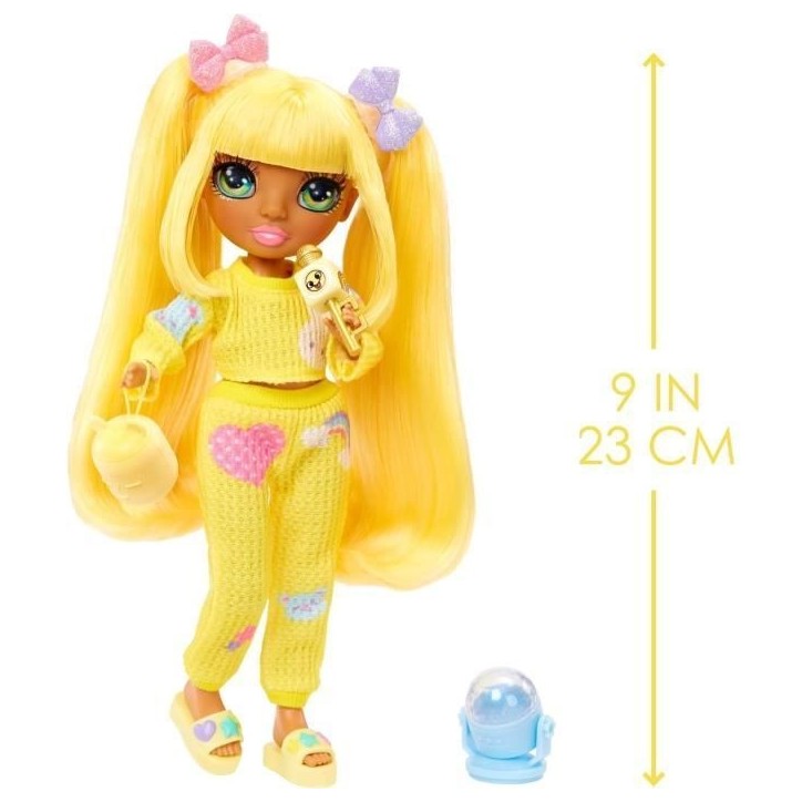 Junior High Pyjama Party - Poupée mannequin articulée 22 cm - Sunny (Jaune) - Nombreux accessoires - a partir de 4 ans Junior High Pyjama Party - Poupée mannequin articulée 22 cm - Sunny (Jaune) - Nombreux accessoires - a partir de 4 ans