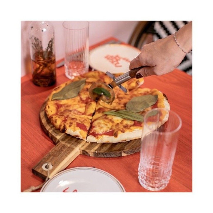 Set a pizza - LIVOO - MES158 - Bois acacia - 30 x 45 cm - 1 roulette a pizza - Poignée avec trou de suspension Set a pizza - LIVOO - MES158 - Bois acacia - 30 x 45 cm - 1 roulette a pizza - Poignée avec trou de suspension