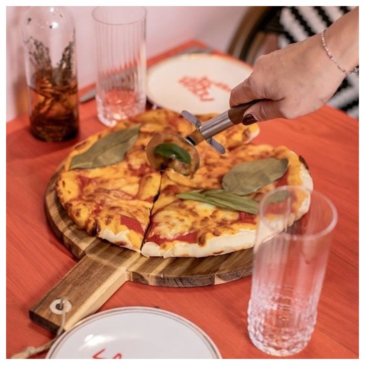 Set a pizza - LIVOO - MES158 - Bois acacia - 30 x 45 cm - 1 roulette a pizza - Poignée avec trou de suspension Set a pizza - LIVOO - MES158 - Bois acacia - 30 x 45 cm - 1 roulette a pizza - Poignée avec trou de suspension