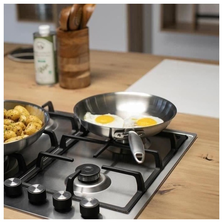 Poele Acier inoxydable 18/10 Triply Brigade 24 cm - LIVOO - MEP158 - Tous feux dont induction - Made in France Poele Acier inoxydable 18/10 Triply Brigade 24 cm - LIVOO - MEP158 - Tous feux dont induction - Made in France