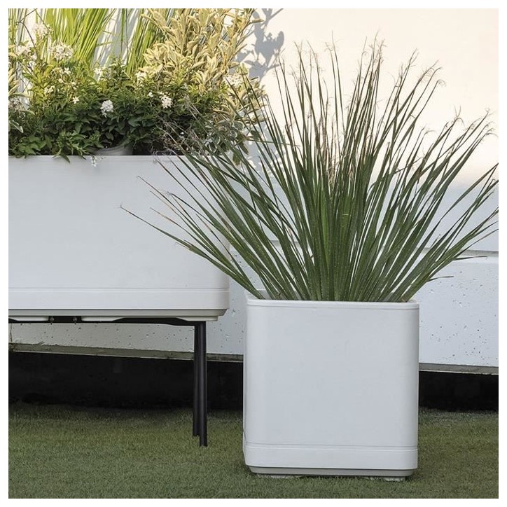 DEROMA Pot de fleurs Cube Cosmo - 38 x h39 cm - Perle - A réserve d'eau - Roulettes DEROMA Pot de fleurs Cube Cosmo - 38 x h39 cm - Perle - A réserve d'eau - Roulettes