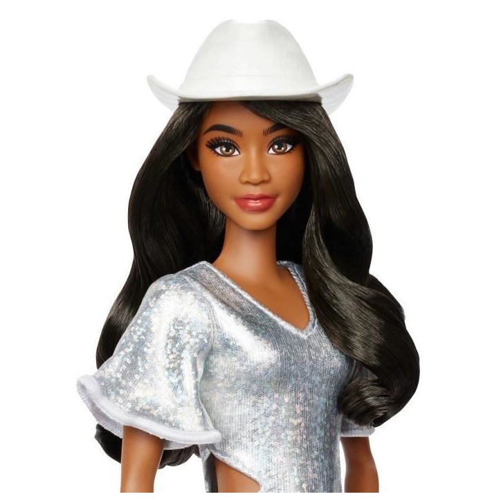 Barbie - Poupée Barbie Fashionistas Robe Argentée avec chapeau de cowboy - Barbie - HYT95 Barbie - Poupée Barbie Fashionistas Robe Argentée avec chapeau de cowboy - Barbie - HYT95