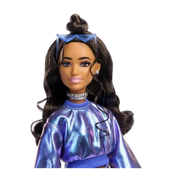 Barbie - Poupée Deluxe Style - Haut et jupe bleu métallisé - Brune - Barbie - JFP42 Barbie - Poupée Deluxe Style - Haut et jupe bleu métallisé - Brune - Barbie - JFP42