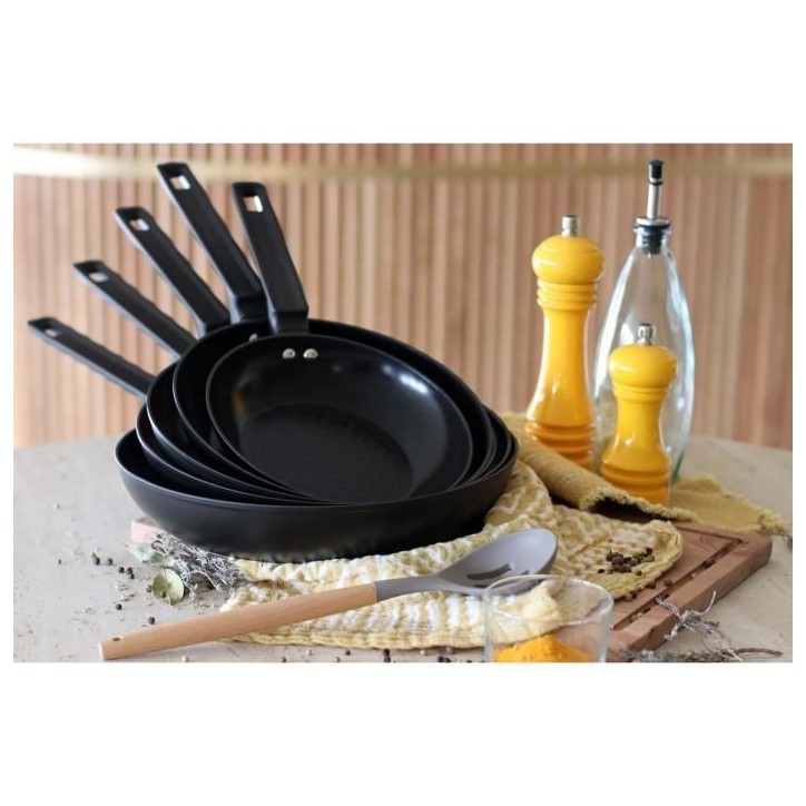 Poele - MENASTYL - 6020635 - En aluminium forgé - 20 cm - Noir - Tous feux dont induction Poele - MENASTYL - 6020635 - En aluminium forgé - 20 cm - Noir - Tous feux dont induction